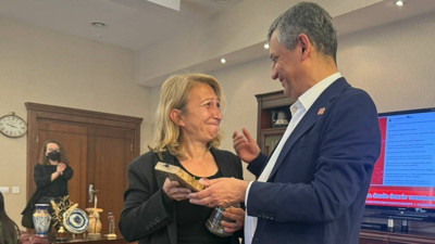 Özgür Özel genel başkanlık mührünü Derici’ye emanet etti