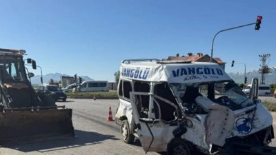 Yüksekova’da minibüs ile kamyon çarpıştı: 3 ölü