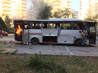 Polis servis aracına bombalı saldırı - Resim : 2