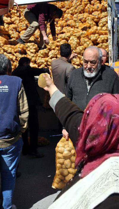 Şova dönüştürülen dağıtıma tepki: Patates soğan utandı, bunlar utanmadı - Resim : 2