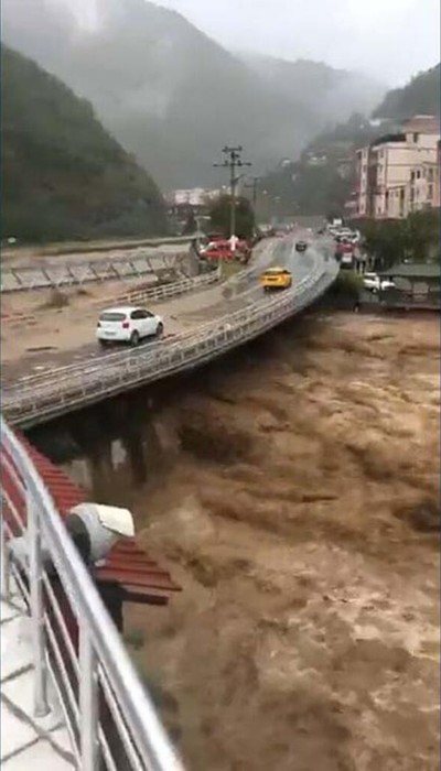 Artvin'de sel: Dereler taştı, yollar kapandı - Resim : 4