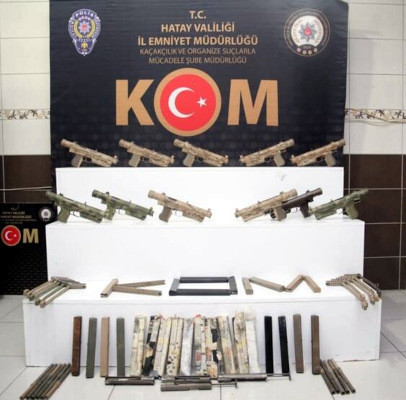 Durdurulan aracın yakıt deposundan silahlar çıktı - Resim : 1