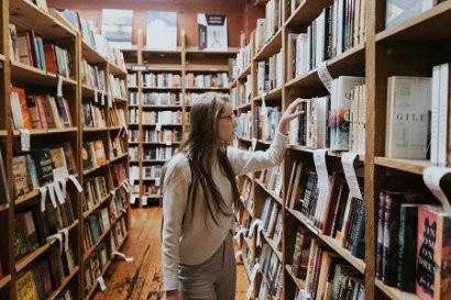 girl-browsing-bookstore-jpg-optimal.jpg