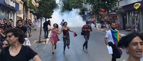 Taksim’de ‘Onur Yürüyüşü’ne saldırı - Resim : 2