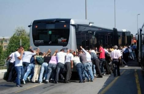 Fiziken en yakın duygusal olarak en uzak durduğumuz yer: Metrobüs - Resim : 5