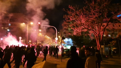 Atina'da polis şiddetine karşı gösteri: 1 polis ağır yaralandı - Resim : 1