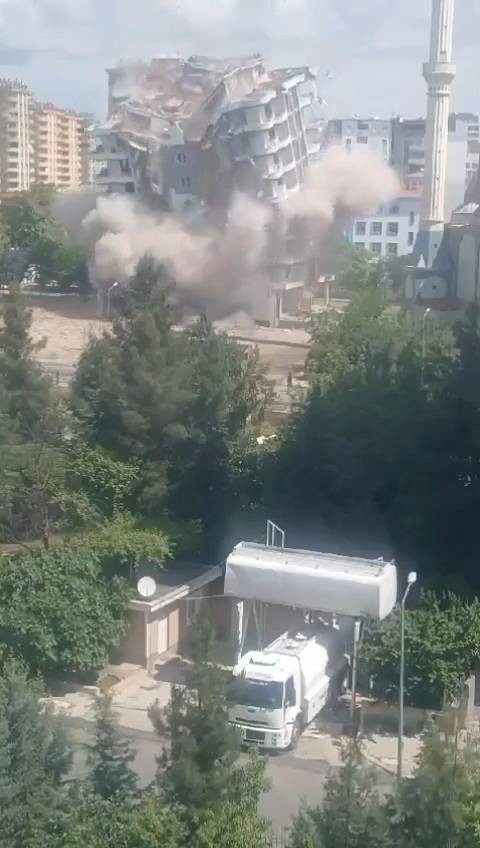 Diyarbakır’da depremde ağır hasar alan 12 katlı bina, yıkım sırasında çöktü - Resim: 3