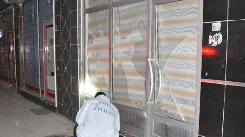 Hayatını kaybeden askere icra gönderen avukatın bürosu yakıldı - Resim : 1