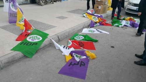 HDP bayraklarını söküp ırkçı not bıraktılar - Resim : 1