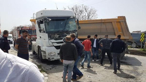 Hafriyat kamyonu İETT otobüsüne çarptı: Yaralılar var - Resim : 1