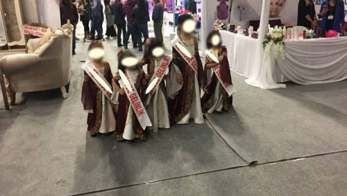 Evlilik fuarında gelinlikleri çocuklara giydirerek tanıttılar - Resim : 1