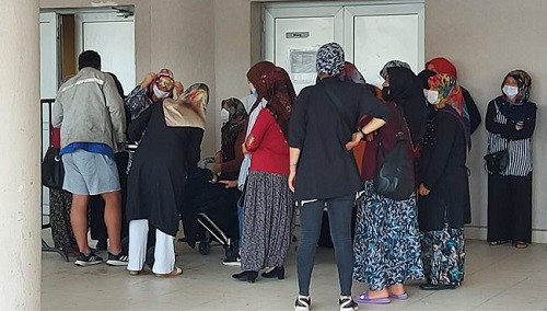 İş cinayetinde yaşamını yitiren madencinin kardeşi, annesini ağabeyinin iş elbisesini giyerek teselli etti - Resim : 1