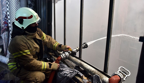 İstanbul itfaiyesi yangını söndürmekte yetersiz kaldı - Resim : 4
