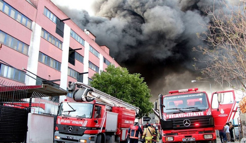 İstanbul itfaiyesi yangını söndürmekte yetersiz kaldı - Resim : 2