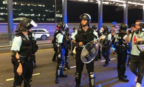 Hong Kong’da 'polis havalimanına müdahaleye hazırlanıyor' iddiası - Resim : 1