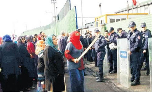 Üzerlerine kömür tozu yağıyor - Resim : 1