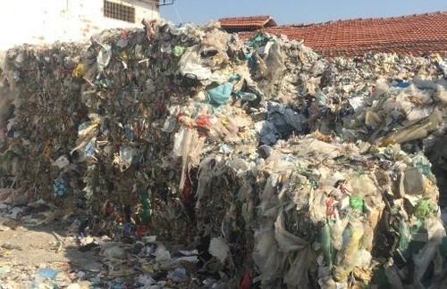 İzmir'e dökülen 500 ton ithal çöp Meclis gündeminde - Resim : 1