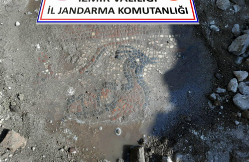 İzmir'de yapılan kaçak kazıda 1500 yıllık mozaik bulundu - Resim : 1