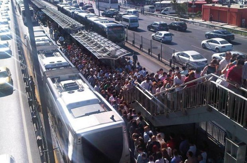 Fiziken en yakın duygusal olarak en uzak durduğumuz yer: Metrobüs - Resim : 1