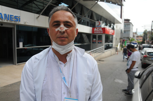 Coronavirus nedeniyle hastaneye alınmayan refakatçiler metal çubuklarla saldırdı - Resim : 1