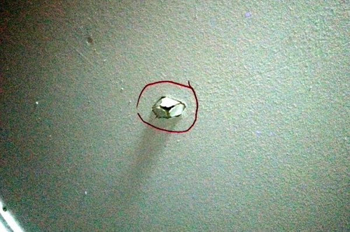 Havaya sıkılan mermi evin çatısı delip, anneyi yaraladı - Resim : 1