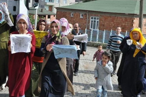 Üzerlerine kömür tozu yağıyor - Resim : 4