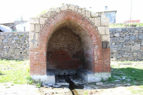 300 yıldır akan çeşme: Adır Çeşmesi - Resim : 1