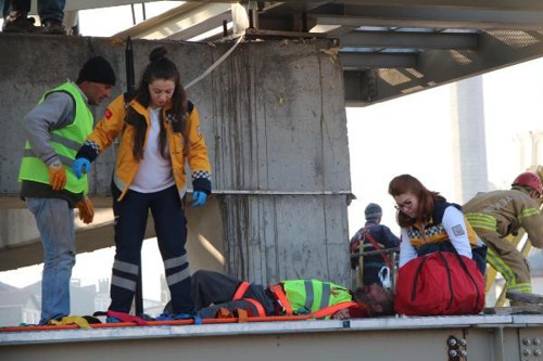 İBB'nin spor tesisi inşaatında 3 işçi çatıdan düştü - Resim : 1