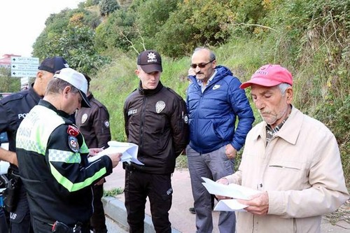 4 şeritli yolu kapatıp 'sebze bahçesi yapacağım' dedi - Resim : 1