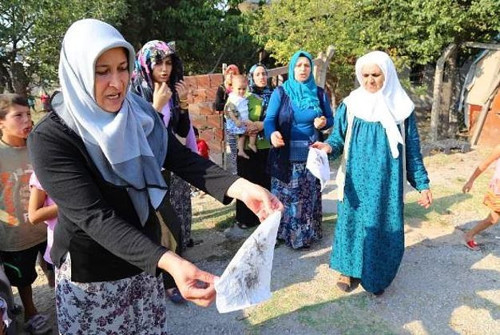 Üzerlerine kömür tozu yağıyor - Resim : 3