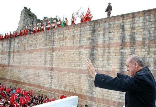 Borç içinde yüzen Fatih Belediyesi'nden mehtere 11 milyon lira - Resim : 1