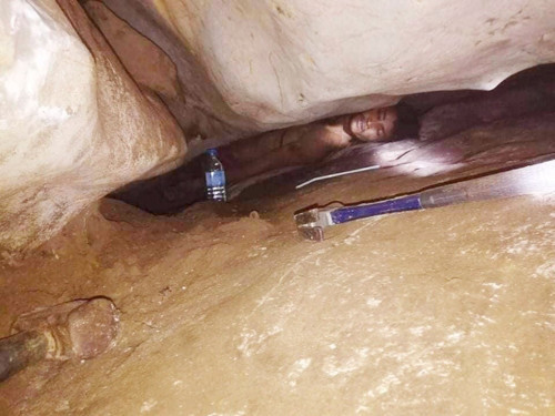 Kayaların arasına sıkışan adam 4 gün sonra kurtarıldı - Resim : 1