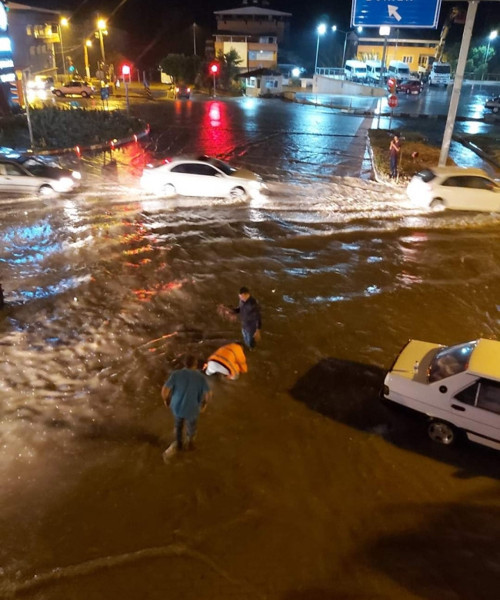 Sağanak ve dolu sonrası birçok kentte ev ve iş yerlerini su bastı - Resim : 5