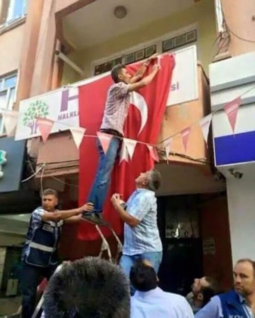 Aksaray Güvenlik Şube Müdür Yardımcısı: HDP tabelası astırmam - Resim : 1