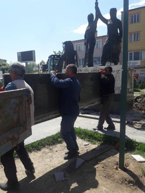Kayyım Kürt ve Azeri kardeşliği anıtını yerinden söktü - Resim : 1