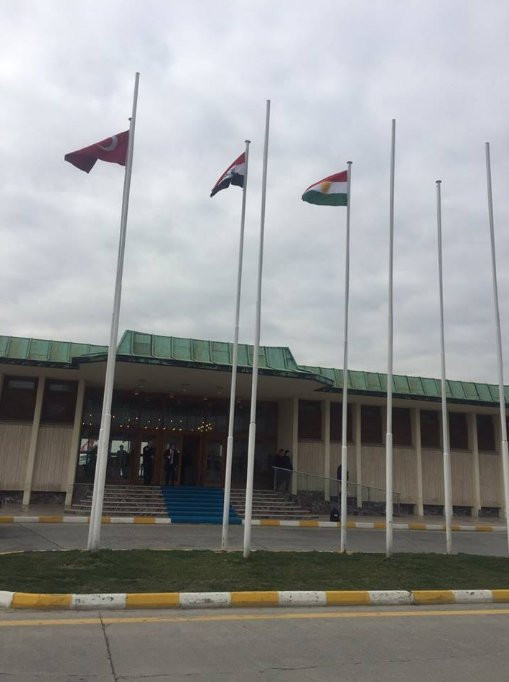 Barzani'nin ziyaretinde bir ilk: Kürdistan bayrağı göndere çekildi - Resim : 1