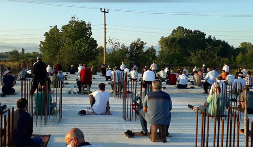 Cami inşaatı bitmeyince temelinde namaz kıldılar - Resim : 1