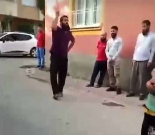 'Çarşaflılar çocuk kaçırdı' paylaşımı yapan kadının evini basıp özür dilettiler - Resim : 3