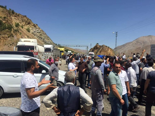 Tütün işçileri karayolunu trafiğe kapattı: Doğduğu yerde ölen işçileriz - Resim : 1
