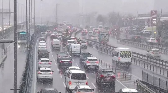 İstanbul'da trafiğe kar etkisi: Yoğunluk yüzde 90'a ulaştı