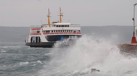 Çanakkale -Bozcaada feribot seferlerine fırtına engeli