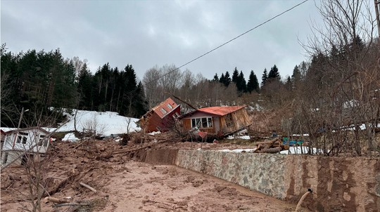 Artvin’de heyelan: ev ters döndü, kendi çatısının üzerine düştü