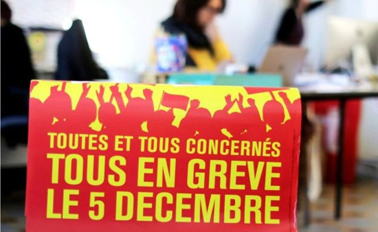 Macron'un emeklilik reformuna karşı milyonlar grevde - Resim : 1