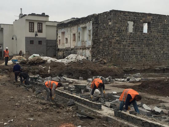 Sur'daki kentsel dönüşüm taşeron ve işçileri de mağdur etti: Aylardır ücret alamayan işçiler işi durdurdu - Resim : 1