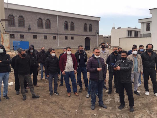 Sur'daki kentsel dönüşüm taşeron ve işçileri de mağdur etti: Aylardır ücret alamayan işçiler işi durdurdu - Resim : 2