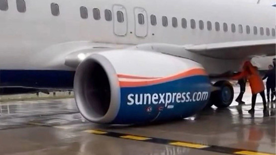 Antalya'da kalkışa hazırlanan uçağın tekerlekleri koptu