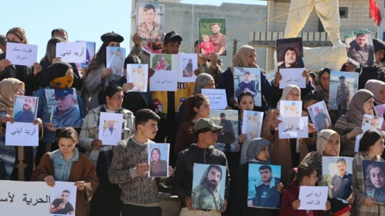 Kobani’de esir aileleri meydanda: 'Çocuklarımızı istiyoruz'