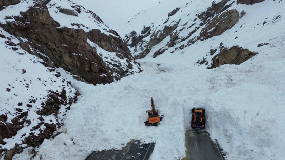 Van-Hakkari kara yoluna çığ düştü: Çok sayıda araç mahsur kaldı