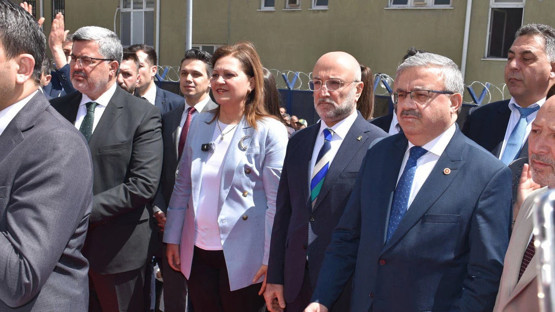 AKP'ye geçen Burcu Köksal törenle karşılandı: 'Yeni dönem' vurgusu