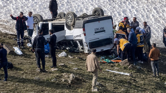 Hakkari’de pancar işçilerini taşıyan minibüs şarampole yuvarlandı: 1 ölü, 7 yaralı
